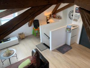シルティカイムにあるAppartement 2 pièces atypiqueの屋根裏のリビングルームの上から見える