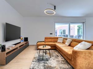 Μια τηλεόραση ή/και κέντρο ψυχαγωγίας στο Holiday Home Villa Fortuna by Interhome