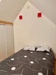 a bedroom with a bed with an apple design on it at Maison à la campagne Les quatre vents in Saint-Martin-dʼAbbat