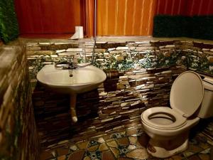 un baño con lavabo e inodoro en Homestay Hồ Đá A Căng Tả Phìn, en Sa Pa