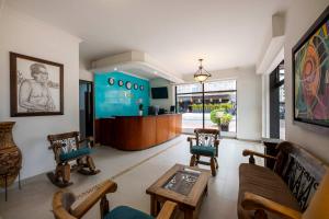 a lobby with chairs and a waiting room at Hotel El Campin in Bogotá