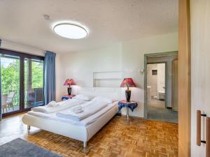Postel nebo postele na pokoji v ubytování Holiday Home Zeitlos by Interhome