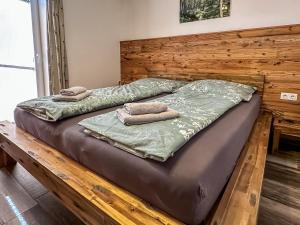ein Bett mit zwei Kissen darauf in der Unterkunft Ours Living Kitzsteinhorn Gletscher - inkl Sauna in Hollersbach im Pinzgau