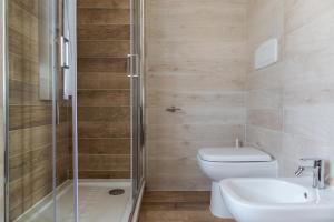 a bathroom with a toilet and a shower and a sink at B&B La morada de Barbara in Taranto