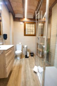 ein Badezimmer mit Toilette und Glasdusche in der Unterkunft Cuencaloft la Orquídea de la Plaza in Cuenca