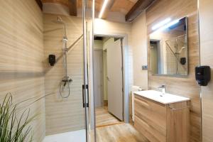 ein Badezimmer mit Dusche und Waschbecken in der Unterkunft Cuencaloft la Orquídea de la Plaza in Cuenca