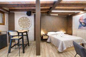ein Schlafzimmer mit einem Bett und einer Uhr an der Wand in der Unterkunft Cuencaloft la Orquídea de la Plaza in Cuenca + 26 Fotos
