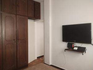 TV in/ali zabaviščno središče v nastanitvi Savassi apartment, functional, practical, home work