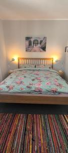 1 dormitorio con 1 cama grande y edredón colorido en Kissinger38, en Detmold