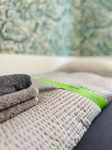 a pair of towels and a knife on top of a bed at Neuwertiges Apartment mit schnellem WLAN, Glasfaser, R7 in Freiberg am Neckar