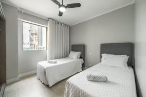 a bedroom with two beds and a window at Ruth de Sá 3 Dorm Quadra Mar by Achei Camboriú in Balneário Camboriú +36 photos