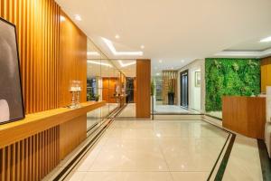 a hallway of a hotel with a glass floor at Ruth de Sá 3 Dorm Quadra Mar by Achei Camboriú in Balneário Camboriú