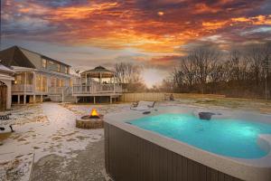 una vasca idromassaggio con un fuoco in un cortile con una casa di Bourbon Trailhot Tubgame Rmpool a Shelbyville