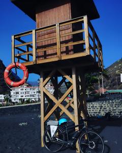un vélo est garé sous une tour de sauvetage dans l'établissement aridane loft, à Los Llanos de Aridane
