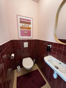 a bathroom with a toilet and a sink at Le Spot - Bain Nordique – Vue Cathédrale in Chartres