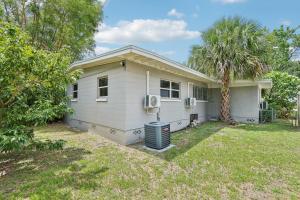 a white house with a palm tree in the yard at 3BR Orlando Stay Save 16 Pet-Friendly Fun in Orlando