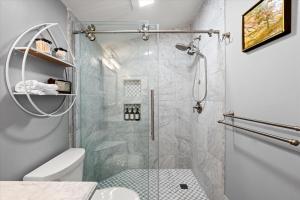 Ванная комната в The Madison +39 фотографий