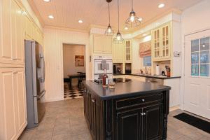 una cucina con un'isola nera al centro di Bourbon Trailhot Tubgame Rmpool a Shelbyville