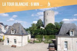 a picture of a building with a clock tower at La Halte, Proche-gare, cosy, Spacieux in Issoudun