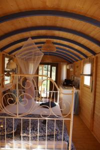 a bed in a room with a wooden ceiling at Finca la montaña roja in Almogía