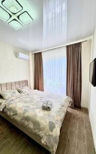 ハルキウにあるNew apartment with smart TVのベッドルーム1室(靴2本付)