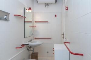 Punta MolaraVilla Molara的浴室里有洗手池和镜子 更多14张照片