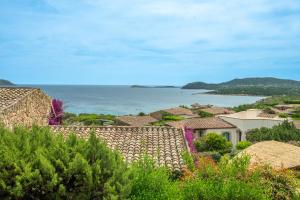Punta MolaraVilla Molara的享有以大海为背景的村庄美景