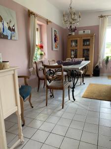 Un comedor con mesa y sillas en Back to Basic, en Horváthertelend