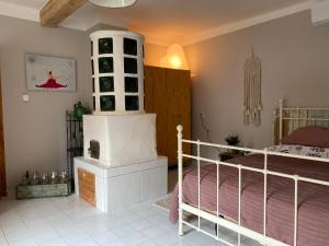 Un dormitorio con una cama y una chimenea. en Back to Basic, en Horváthertelend