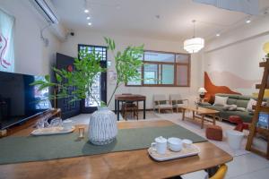 a living room with a table and a couch at 出水茶旅民宿 in Zhuqi
