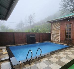 Bazén v ubytování Shiv Parvati Resort - 5 Bhk Villa in Mahabaleshwar nebo v jeho okolí
