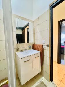 une salle de bain avec un lavabo et un miroir dans l'établissement Cozy apartment, in secure residence, à Agadir 3 autres photos