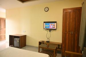 TV a/nebo společenská místnost v ubytování Shiv Parvati Resort - 5 Bhk Villa in Mahabaleshwar