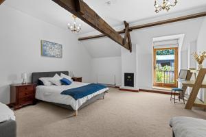 Ένα ή περισσότερα κρεβάτια σε δωμάτιο στο White Horse Farmhouse - Luxury Retreat