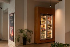 Eine Kühlbox mit Getränken neben einer Pflanze in der Unterkunft Corner Hotel in Vilnius