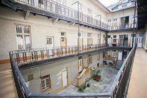 vista sul tetto di un condominio con balconi di Stradivari a Budapest