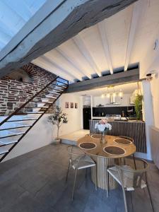 Η κουζίνα ή μικρή κουζίνα στο Maison de charme bourg médiéval