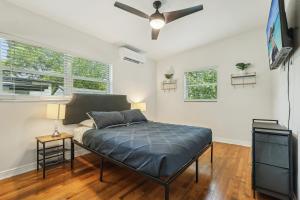 a bedroom with a bed and a ceiling fan at 3BR Orlando Stay Save 16 Pet-Friendly Fun in Orlando