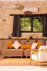 Χώρος καθιστικού στο Stone Houses Luxury Kabak