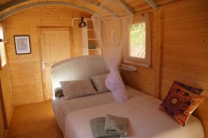 a small room with a couch in a cabin at Finca la montaña roja in Almogía