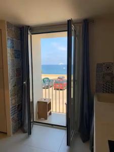 porta di accesso a un balcone con vista sulla spiaggia di Mermaid a Trapani