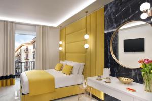 Incanto Suites Italy في نابولي: غرفة فندق مع سرير ومرآة