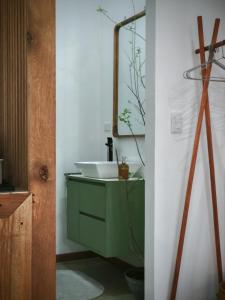 un baño con lavabo y espejo en Green Shelter, en Tena