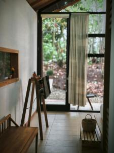 una imagen de una habitación con una puerta abierta en Green Shelter, en Tena