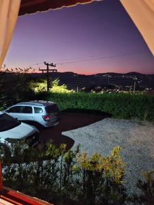 a car parked in a parking lot at night at Recanto Due Fratelli in Campos do Jordão