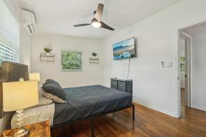 a bedroom with a bed and a ceiling fan at 3BR Orlando Stay Save 16 Pet-Friendly Fun in Orlando