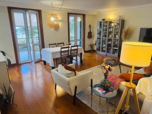 フンシャルにあるMadeira Precious Family Apartmentのソファとテーブルのあるリビングルーム