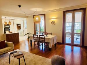 フンシャルにあるMadeira Precious Family Apartmentのテーブルとダイニングルームのあるリビングルーム +32枚の写真