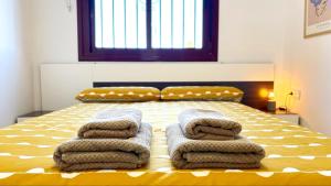 een slaapkamer met een bed met handdoeken erop bij Blue Horizon in Peñíscola