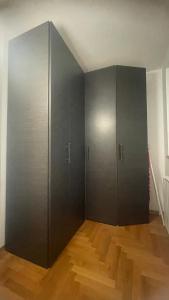 een kamer met twee grijze kasten en een houten vloer bij Apartment Lela in Pula +5 foto's